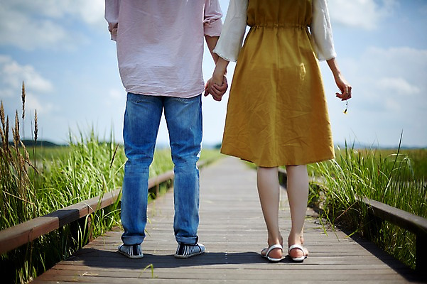 포토 JPG 주간 구름 커플 여자 남자 하늘 그림자 사랑 서기 사람 20대 야외 두명 뒷모습 손잡기 맑음 다정 한국인 하반신 가교 화성시 성인만 우음도 갈대습지 국내포토 자연요소 건축물 감정 뷰포인트 섬 컨셉 관계 모션 날씨 동양인 청년 습지 경기도 화성_경기도 파일형식