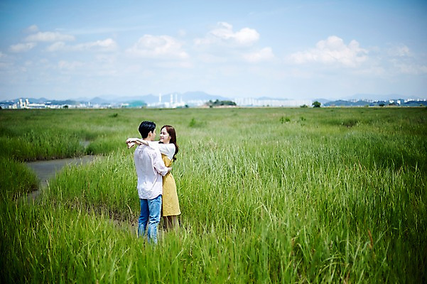 포토 JPG 주간 전신 구름 커플 여자 남자 행복 허리손 안기 하늘 사랑 서기 사람 20대 야외 두명 앞모습 뒷모습 마주보기 맑음 한국인 화성시 성인만 어깨에손 우음도 갈대습지 국내포토 자연요소 감정 뷰포인트 섬 포즈 관계 모션 날씨 동양인 청년 습지 경기도 화성_경기도 파일형식