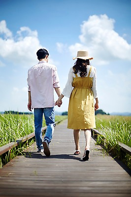 포토 JPG 주간 전신 구름 커플 여자 남자 하늘 사람 20대 야외 두명 뒷모습 여름 걷기 손잡기 맑음 한국인 갈대밭 가교 화성시 성인만 우음도 갈대습지 국내포토 자연요소 건축물 계절 뷰포인트 섬 관계 모션 날씨 동양인 청년 습지 경기도 화성_경기도 파일형식 갈대_식물