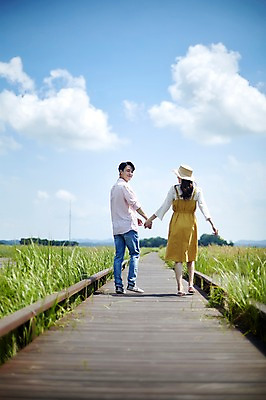 포토 JPG 주간 전신 구름 커플 여자 남자 행복 하늘 사랑 미소 사람 20대 야외 두명 뒷모습 여름 걷기 손잡기 맑음 한국인 뒤돌아보기 갈대밭 가교 화성시 성인만 우음도 갈대습지 국내포토 자연요소 건축물 계절 감정 뷰포인트 섬 관계 모션 날씨 표정 동양인 청년 습지 경기도 화성_경기도 파일형식 갈대_식물