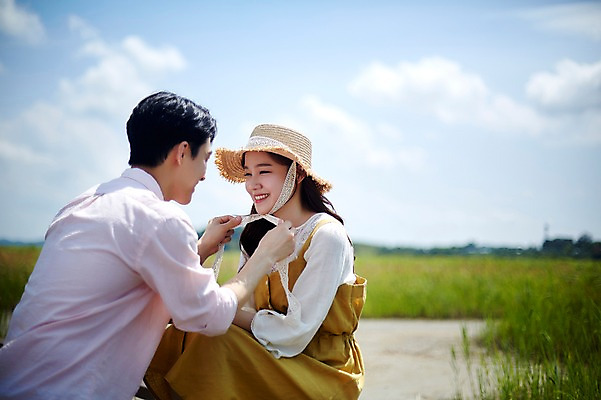 포토 JPG 주간 구름 커플 여자 남자 행복 하늘 미소 사람 앉기 상반신 20대 야외 두명 옆모습 여름 마주보기 맑음 다정 한국인 묶기 갈대밭 화성시 성인만 우음도 갈대습지 국내포토 자연요소 계절 감정 뷰포인트 섬 컨셉 관계 모션 날씨 표정 동양인 청년 습지 경기도 화성_경기도 파일형식 갈대_식물