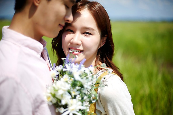 포토 JPG 주간 커플 여자 남자 얼굴 꽃다발 안기 사랑 서기 미소 들기 사람 근접촬영 상반신 20대 야외 두명 앞모습 옆모습 여름 맑음 다정 한국인 갈대밭 화성시 성인만 우음도 갈대습지 국내포토 자연요소 계절 꽃 감정 뷰포인트 섬 컨셉 관계 모션 날씨 표정 동양인 청년 신체부위 습지 경기도 화성_경기도 파일형식 갈대_식물