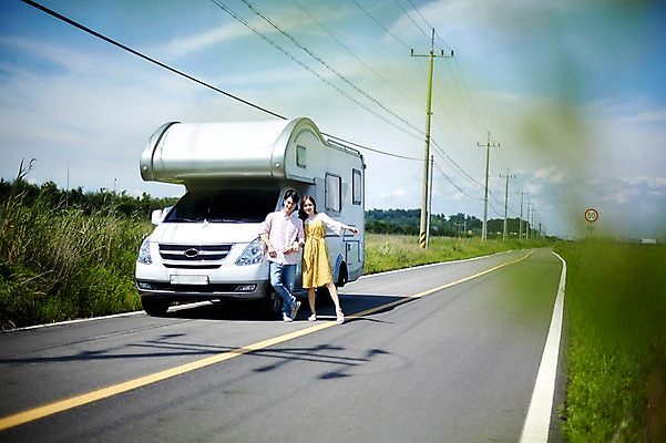 포토 JPG 주간 전신 구름 커플 여자 남자 도로 여행 하늘 서기 사람 초원 20대 야외 두명 앞모습 여름 기댐 캠핑 한국인 전봇대 캠핑카 화성시 성인만 우음도 갈대습지 국내포토 자연요소 계절 공공시설 길 뷰포인트 섬 관계 교통시설 모션 자동차 레저 동양인 청년 습지 경기도 화성_경기도 파일형식