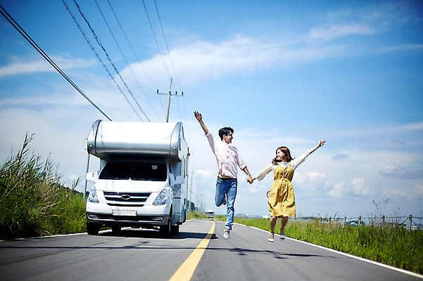 포토 JPG 주간 전신 구름 커플 여자 남자 도로 여행 하늘 팔벌리기 미소 사람 초원 20대 야외 두명 앞모습 여름 마주보기 손잡기 점프 캠핑 한국인 전봇대 캠핑카 화성시 성인만 우음도 갈대습지 국내포토 자연요소 계절 공공시설 길 뷰포인트 섬 관계 교통시설 모션 자동차 레저 표정 동양인 청년 습지 경기도 화성_경기도 파일형식