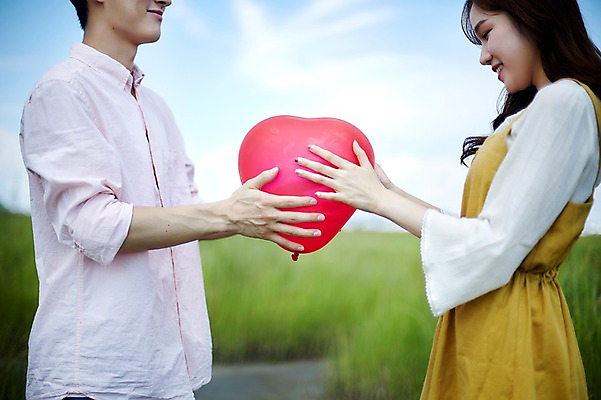 포토 JPG 주간 커플 여자 남자 행복 하늘 사랑 서기 미소 사람 상반신 20대 야외 두명 옆모습 여름 맑음 한국인 잡기 갈대밭 하트풍선 화성시 성인만 우음도 갈대습지 국내포토 자연요소 계절 감정 뷰포인트 섬 관계 모션 날씨 표정 동양인 청년 하트 습지 풍선 경기도 화성_경기도 파일형식 갈대_식물