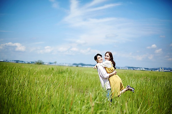 포토 JPG 주간 전신 구름 커플 여자 남자 행복 안기 하늘 사랑 서기 미소 사람 20대 야외 두명 앞모습 여름 맑음 점프 한국인 갈대밭 화성시 성인만 우음도 갈대습지 국내포토 자연요소 계절 감정 뷰포인트 섬 관계 모션 날씨 표정 동양인 청년 습지 경기도 화성_경기도 파일형식 갈대_식물