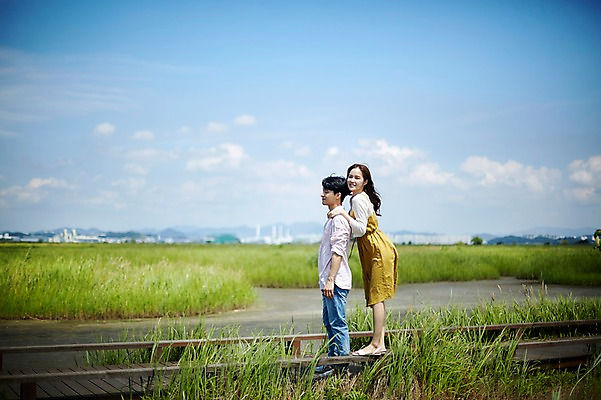 포토 JPG 주간 전신 구름 커플 여자 남자 행복 하늘 사랑 서기 사람 20대 야외 두명 옆모습 여름 맑음 다정 한국인 갈대밭 백허그 가교 화성시 성인만 어깨에손 우음도 갈대습지 국내포토 자연요소 건축물 계절 감정 뷰포인트 섬 컨셉 관계 모션 포옹 날씨 동양인 청년 습지 경기도 화성_경기도 파일형식 갈대_식물