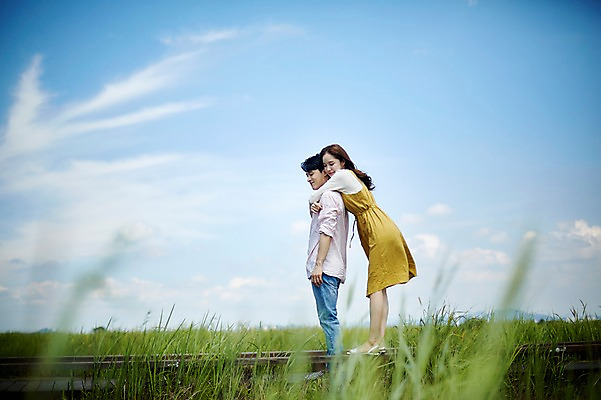 포토 JPG 주간 전신 구름 커플 여자 남자 행복 하늘 사랑 서기 미소 사람 20대 야외 두명 옆모습 여름 맑음 한국인 갈대밭 백허그 가교 화성시 성인만 우음도 갈대습지 국내포토 자연요소 건축물 계절 감정 뷰포인트 섬 관계 모션 포옹 날씨 표정 동양인 청년 습지 경기도 화성_경기도 파일형식 갈대_식물