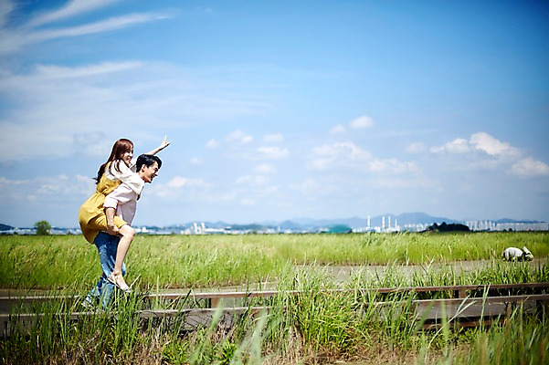 포토 JPG 주간 전신 구름 커플 여자 남자 행복 하늘 사랑 미소 사람 20대 성인 야외 두명 옆모습 여름 손들기 걷기 맑음 다정 한국인 업기 갈대밭 가교 화성시 성인만 우음도 갈대습지 국내포토 자연요소 건축물 계절 감정 뷰포인트 섬 컨셉 관계 모션 날씨 표정 동양인 청년 습지 경기도 화성_경기도 파일형식 갈대_식물
