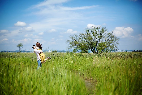 포토 JPG 주간 전신 나무 구름 커플 여자 남자 행복 안기 하늘 사랑 서기 사람 20대 성인 야외 두명 옆모습 여름 맑음 점프 다정 한국인 갈대밭 화성시 성인만 우음도 갈대습지 국내포토 자연요소 식물 계절 감정 뷰포인트 섬 컨셉 관계 모션 날씨 동양인 청년 습지 경기도 화성_경기도 파일형식 갈대_식물