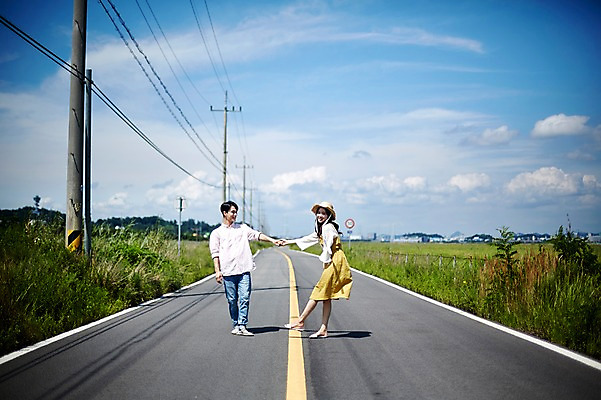 포토 JPG 주간 전신 구름 커플 여자 남자 행복 도로 하늘 서기 사람 초원 20대 성인 야외 두명 앞모습 옆모습 여름 손잡기 맑음 한국인 춤 즐거움 전봇대 화성시 성인만 우음도 갈대습지 국내포토 자연요소 계절 공공시설 감정 길 뷰포인트 섬 관계 교통시설 모션 날씨 문화예술 동양인 청년 습지 경기도 화성_경기도 파일형식