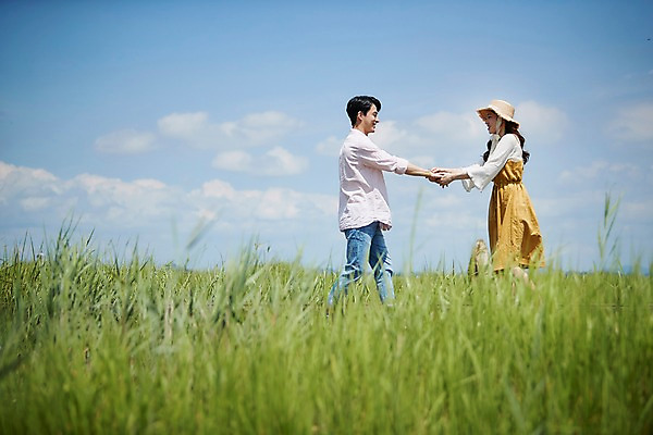 포토 JPG 주간 구름 커플 여자 남자 행복 하늘 사랑 미소 사람 상반신 20대 성인 야외 두명 옆모습 여름 걷기 손잡기 맑음 다정 한국인 힐링 갈대밭 화성시 성인만 우음도 갈대습지 국내포토 자연요소 계절 감정 뷰포인트 섬 컨셉 관계 모션 날씨 표정 동양인 청년 습지 경기도 화성_경기도 파일형식 갈대_식물