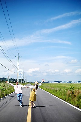 포토 JPG 주간 전신 구름 커플 여자 남자 행복 도로 하늘 팔벌리기 서기 미소 사람 초원 20대 야외 두명 앞모습 옆모습 여름 손잡기 맑음 한국인 춤 즐거움 전봇대 화성시 성인만 우음도 갈대습지 국내포토 자연요소 계절 공공시설 감정 길 뷰포인트 섬 관계 교통시설 모션 날씨 문화예술 표정 동양인 청년 습지 경기도 화성_경기도 파일형식
