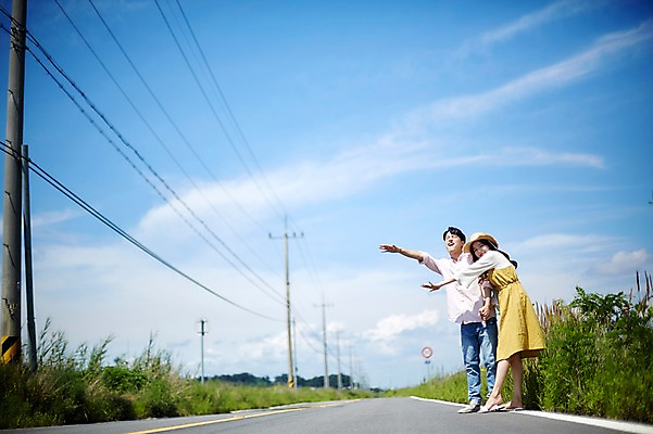 포토 JPG 주간 전신 구름 커플 여자 남자 도로 로우앵글 하늘 서기 사람 초원 20대 야외 두명 앞모습 옆모습 여름 손들기 맑음 한국인 전봇대 히치하이킹 화성시 성인만 우음도 갈대습지 국내포토 자연요소 계절 공공시설 길 뷰포인트 섬 여행 관계 교통시설 모션 날씨 동양인 청년 습지 경기도 화성_경기도 파일형식