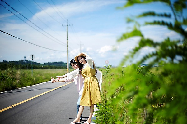 포토 JPG 주간 전신 구름 커플 여자 남자 도로 하늘 서기 미소 사람 초원 20대 야외 두명 옆모습 여름 맑음 한국인 엄지손가락 히치하이킹 화성시 성인만 우음도 갈대습지 국내포토 자연요소 계절 길 뷰포인트 섬 여행 손가락 관계 교통시설 모션 날씨 표정 동양인 청년 습지 경기도 화성_경기도 파일형식