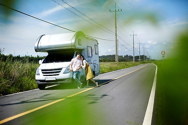 포토 JPG 주간 전신 구름 커플 여자 남자 도로 여행 하늘 서기 사람 초원 20대 야외 두명 앞모습 여름 기댐 캠핑 한국인 전봇대 캠핑카 화성시 성인만 우음도 갈대습지 국내포토 자연요소 계절 공공시설 길 뷰포인트 섬 관계 교통시설 모션 자동차 레저 동양인 청년 습지 경기도 화성_경기도 파일형식