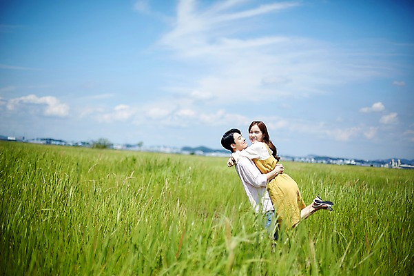 포토 JPG 주간 전신 구름 커플 여자 남자 행복 안기 하늘 사랑 서기 미소 사람 20대 야외 두명 옆모습 여름 맑음 점프 다정 한국인 갈대밭 화성시 성인만 우음도 갈대습지 국내포토 자연요소 계절 감정 뷰포인트 섬 컨셉 관계 모션 날씨 표정 동양인 청년 습지 경기도 화성_경기도 파일형식 갈대_식물