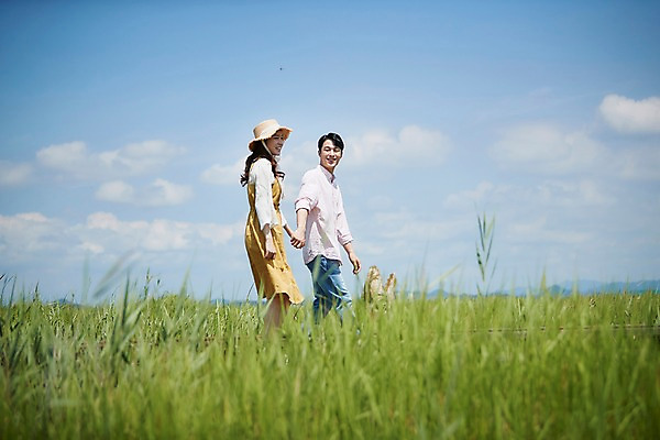 포토 JPG 주간 구름 커플 응시 여자 남자 행복 하늘 사랑 미소 사람 상반신 20대 야외 두명 옆모습 여름 걷기 손잡기 맑음 한국인 힐링 갈대밭 화성시 성인만 우음도 갈대습지 국내포토 자연요소 시선 계절 감정 뷰포인트 섬 관계 모션 날씨 표정 동양인 청년 습지 경기도 화성_경기도 파일형식 갈대_식물
