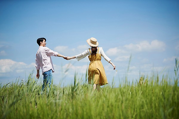 포토 JPG 주간 구름 커플 여자 남자 행복 하늘 미소 사람 상반신 20대 야외 두명 옆모습 뒷모습 여름 걷기 손잡기 맑음 다정 한국인 갈대밭 화성시 성인만 우음도 갈대습지 국내포토 자연요소 계절 감정 뷰포인트 섬 컨셉 관계 모션 날씨 표정 동양인 청년 습지 경기도 화성_경기도 파일형식 갈대_식물