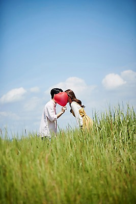 포토 JPG 주간 구름 커플 여자 남자 하늘 사랑 서기 사람 상반신 20대 야외 두명 옆모습 여름 마주보기 맑음 한국인 갈대밭 하트풍선 얼굴가리기 화성시 성인만 우음도 갈대습지 국내포토 자연요소 계절 감정 뷰포인트 섬 관계 모션 날씨 동양인 청년 하트 가림 습지 풍선 경기도 화성_경기도 파일형식 갈대_식물