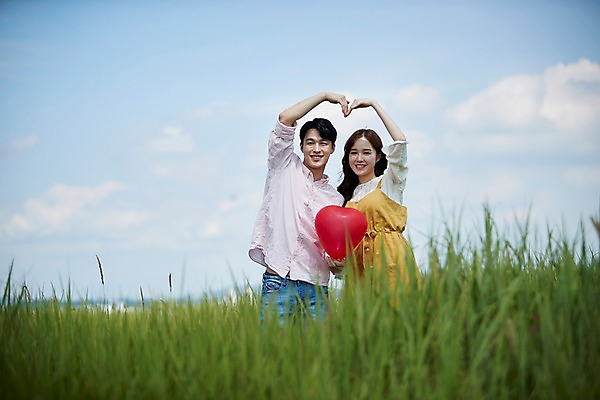 포토 JPG 주간 구름 커플 여자 남자 하늘 사랑 서기 사람 상반신 20대 야외 두명 앞모습 여름 맑음 다정 한국인 갈대밭 하트풍선 손하트 화성시 성인만 우음도 갈대습지 국내포토 자연요소 계절 감정 뷰포인트 섬 컨셉 관계 모션 날씨 동양인 손짓 청년 하트 습지 풍선 경기도 화성_경기도 파일형식 갈대_식물