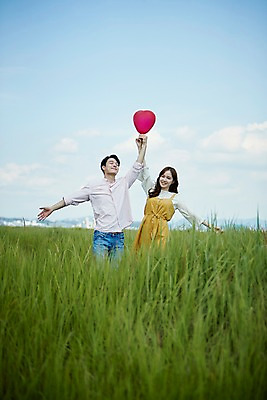 포토 JPG 주간 구름 커플 여자 남자 행복 하늘 팔벌리기 사랑 서기 미소 들기 사람 상반신 20대 야외 두명 앞모습 여름 맑음 한국인 갈대밭 하트풍선 화성시 성인만 우음도 갈대습지 국내포토 자연요소 계절 감정 뷰포인트 섬 관계 모션 날씨 표정 동양인 청년 하트 습지 풍선 경기도 화성_경기도 파일형식 갈대_식물