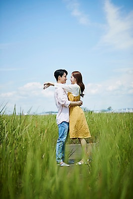 포토 JPG 주간 전신 구름 커플 여자 남자 행복 안기 하늘 사랑 서기 미소 사람 20대 야외 두명 옆모습 여름 마주보기 맑음 다정 한국인 갈대밭 화성시 성인만 우음도 갈대습지 국내포토 자연요소 계절 감정 뷰포인트 섬 컨셉 관계 모션 날씨 표정 동양인 청년 습지 경기도 화성_경기도 파일형식 갈대_식물