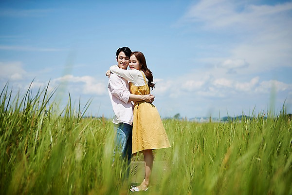 포토 JPG 주간 전신 구름 커플 여자 남자 행복 안기 하늘 사랑 서기 미소 사람 20대 야외 두명 앞모습 여름 맑음 한국인 갈대밭 화성시 성인만 우음도 갈대습지 국내포토 자연요소 계절 감정 뷰포인트 섬 관계 모션 날씨 표정 동양인 청년 습지 경기도 화성_경기도 파일형식 갈대_식물