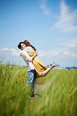 포토 JPG 주간 전신 구름 커플 여자 남자 행복 안기 하늘 사랑 서기 사람 20대 야외 두명 옆모습 여름 맑음 점프 한국인 갈대밭 화성시 성인만 우음도 갈대습지 국내포토 자연요소 계절 감정 뷰포인트 섬 관계 모션 날씨 동양인 청년 습지 경기도 화성_경기도 파일형식 갈대_식물