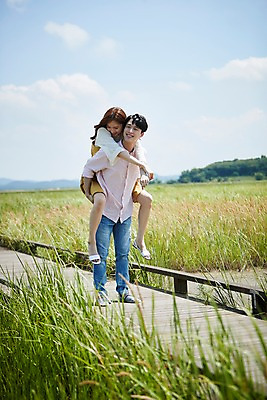 포토 JPG 주간 전신 구름 커플 여자 남자 행복 하늘 사랑 서기 미소 사람 20대 야외 두명 앞모습 여름 맑음 다정 한국인 업기 갈대밭 가교 화성시 성인만 우음도 갈대습지 국내포토 자연요소 건축물 계절 감정 뷰포인트 섬 컨셉 관계 모션 날씨 표정 동양인 청년 습지 경기도 화성_경기도 파일형식 갈대_식물