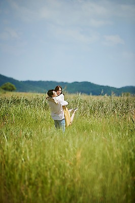 포토 JPG 주간 전신 커플 여자 남자 안기 하늘 산 사랑 서기 사람 20대 야외 두명 옆모습 뒷모습 여름 맑음 점프 한국인 갈대밭 화성시 성인만 우음도 갈대습지 국내포토 자연요소 계절 감정 뷰포인트 섬 관계 모션 날씨 동양인 청년 습지 경기도 화성_경기도 파일형식 갈대_식물