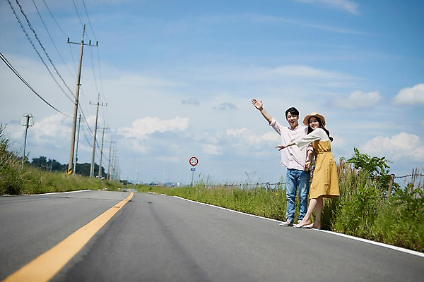 포토 JPG 주간 전신 구름 커플 여자 남자 도로 하늘 서기 사람 초원 20대 야외 두명 앞모습 옆모습 여름 손들기 손잡기 맑음 한국인 전봇대 히치하이킹 화성시 성인만 우음도 갈대습지 국내포토 자연요소 계절 공공시설 길 뷰포인트 섬 여행 관계 교통시설 모션 날씨 동양인 청년 습지 경기도 화성_경기도 파일형식