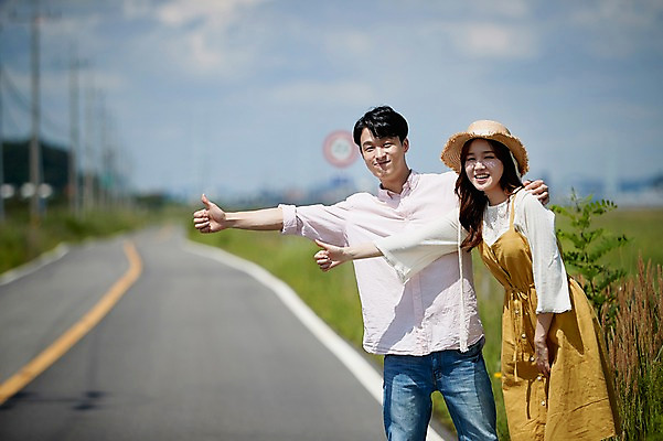 포토 JPG 주간 구름 커플 여자 남자 도로 하늘 서기 미소 사람 초원 상반신 20대 야외 두명 앞모습 여름 맑음 한국인 엄지손가락 히치하이킹 화성시 성인만 어깨에손 우음도 갈대습지 국내포토 자연요소 계절 길 뷰포인트 섬 여행 손가락 관계 교통시설 모션 날씨 표정 동양인 청년 습지 경기도 화성_경기도 파일형식