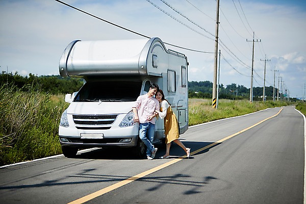포토 JPG 주간 전신 커플 여자 남자 도로 여행 서기 사람 초원 20대 야외 두명 앞모습 여름 캠핑 한국인 전봇대 캠핑카 화성시 성인만 우음도 갈대습지 국내포토 자연요소 계절 공공시설 길 뷰포인트 섬 관계 교통시설 모션 자동차 레저 동양인 청년 습지 경기도 화성_경기도 파일형식
