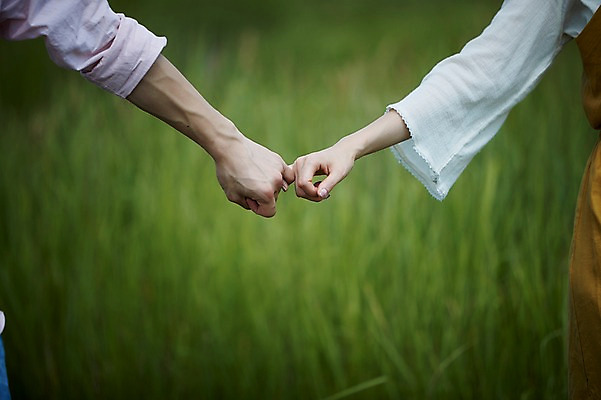 포토 JPG 손 여자 남자 손가락 사람 근접촬영 20대 성인 두명 신체부위 약속 갈대밭 화성시 성인만 걸기 우음도 갈대습지 국내포토 뷰포인트 섬 모션 청년 습지 경기도 화성_경기도 파일형식 갈대_식물