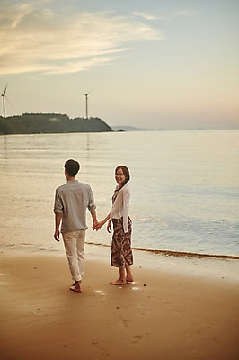 포토 JPG 주간 전신 구름 커플 여자 남자 파도 맨발 하늘 미소 사람 20대 해변 야외 두명 앞모습 뒷모습 여름 걷기 손잡기 일몰 로맨틱 한국인 뒤돌아보기 풍력에너지 발자국 성인만 영흥도 어싱 국내포토 자연요소 계절 바다 뷰포인트 섬 컨셉 관계 자국 모션 발 표정 동양인 청년 노을 그린에너지 인천 파일형식