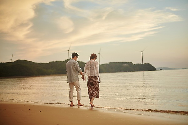 포토 JPG 주간 전신 구름 커플 여자 남자 물결 파도 맨발 하늘 사람 20대 해변 야외 두명 뒷모습 여름 걷기 손잡기 일몰 로맨틱 한국인 풍력에너지 발담그기 성인만 영흥도 어싱 국내포토 자연요소 계절 바다 뷰포인트 섬 컨셉 관계 모션 발 동양인 청년 노을 그린에너지 인천 파일형식