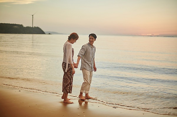 포토 JPG 주간 전신 커플 여자 남자 물결 파도 맨발 미소 사람 20대 해변 야외 두명 옆모습 여름 손잡기 일몰 한국인 풍력에너지 발담그기 성인만 영흥도 어싱 국내포토 자연요소 계절 바다 뷰포인트 섬 관계 모션 발 표정 동양인 청년 걷기 노을 그린에너지 인천 파일형식