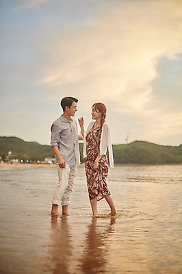 포토 JPG 주간 전신 구름 커플 여자 남자 물결 하늘 서기 미소 사람 20대 해변 야외 두명 옆모습 여름 다정 한국인 잡기 발담그기 성인만 영흥도 국내포토 자연요소 계절 바다 뷰포인트 섬 컨셉 관계 모션 표정 동양인 청년 인천 파일형식