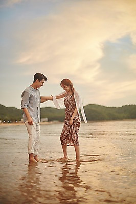 포토 JPG 주간 전신 구름 커플 여자 남자 물결 맨발 미소 사람 20대 해변 야외 두명 옆모습 여름 일몰 로맨틱 한국인 잡기 발담그기 성인만 영흥도 어싱 국내포토 자연요소 계절 바다 뷰포인트 섬 컨셉 관계 모션 발 표정 동양인 청년 걷기 노을 인천 파일형식