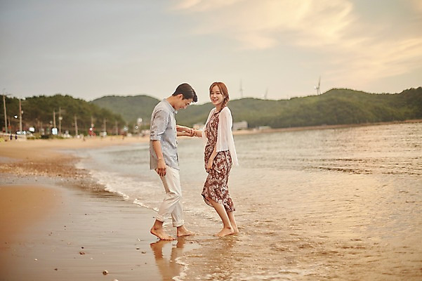 포토 JPG 주간 전신 구름 커플 여자 남자 물결 파도 맨발 하늘 서기 미소 사람 20대 해변 야외 두명 옆모습 여름 손잡기 다정 한국인 발담그기 어촌마을 성인만 영흥도 어싱 국내포토 자연요소 계절 바다 뷰포인트 섬 컨셉 관계 모션 발 표정 동양인 청년 걷기 마을 인천 파일형식