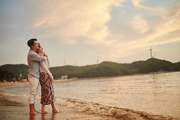 포토 JPG 주간 전신 구름 커플 응시 여자 남자 행복 파도 맨발 서기 미소 사람 20대 해변 야외 두명 옆모습 여름 기댐 일몰 한국인 풍력에너지 즐거움 백허그 성인만 영흥도 어싱 국내포토 자연요소 시선 계절 감정 바다 뷰포인트 섬 관계 모션 포옹 발 표정 동양인 청년 걷기 노을 그린에너지 인천 파일형식