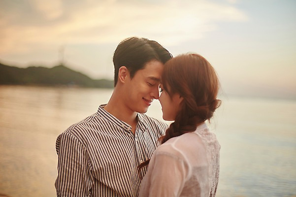 포토 JPG 주간 커플 여자 남자 행복 하늘 사랑 서기 미소 사람 상반신 20대 해변 야외 두명 옆모습 여름 마주보기 한국인 즐거움 이마맞대기 성인만 영흥도 국내포토 자연요소 계절 감정 바다 뷰포인트 섬 관계 모션 표정 동양인 청년 인천 얼굴맞대기 파일형식