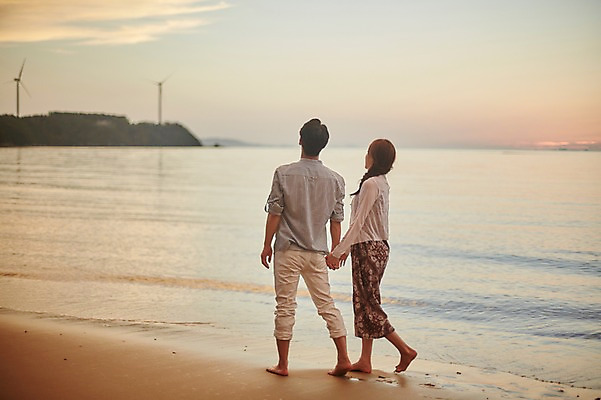 포토 JPG 주간 전신 구름 커플 응시 여자 남자 물결 파도 하늘 사람 20대 해변 야외 두명 뒷모습 여름 모래사장 걷기 손잡기 일몰 한국인 풍력에너지 즐거움 성인만 영흥도 국내포토 자연요소 시선 계절 감정 바다 뷰포인트 섬 관계 모션 동양인 청년 노을 그린에너지 인천 파일형식