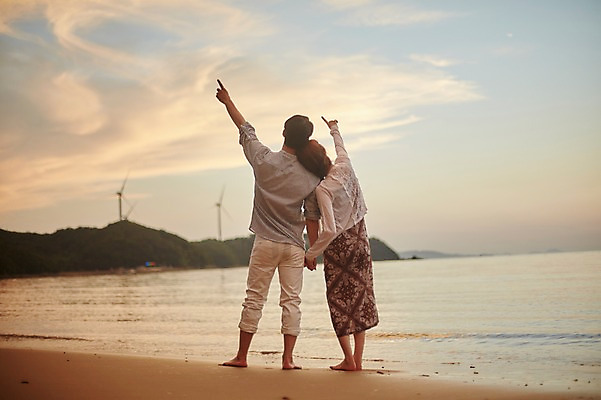 포토 JPG 주간 전신 구름 커플 여자 남자 물결 맨발 하늘 서기 사람 20대 해변 야외 두명 뒷모습 여름 손잡기 기댐 일몰 한국인 가리킴 풍력에너지 즐거움 성인만 영흥도 어싱 국내포토 자연요소 계절 감정 바다 뷰포인트 섬 관계 모션 발 동양인 손짓 청년 걷기 노을 그린에너지 인천 파일형식