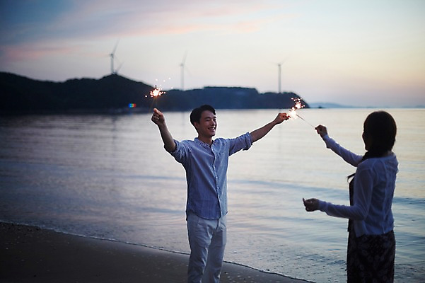 포토 JPG 주간 커플 여자 남자 물결 팔벌리기 불꽃놀이 서기 미소 사람 상반신 20대 해변 야외 두명 앞모습 뒷모습 여름 모래사장 마주보기 로맨틱 한국인 풍력에너지 즐거움 성인만 영흥도 국내포토 자연요소 계절 감정 바다 뷰포인트 섬 컨셉 관계 모션 놀이 표정 동양인 청년 그린에너지 인천 파일형식