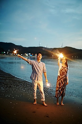 포토 JPG 전신 구름 커플 여자 남자 물결 맨발 하늘 불꽃놀이 서기 미소 사람 20대 해변 야외 두명 앞모습 여름 로맨틱 한국인 조약돌 야간 즐거움 성인만 영흥도 국내포토 자연요소 계절 감정 바다 뷰포인트 섬 컨셉 관계 모션 발 놀이 표정 동양인 청년 돌_바위 인천 파일형식