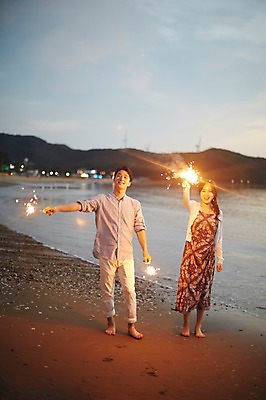 포토 JPG 주간 전신 구름 커플 여자 남자 물결 맨발 하늘 불꽃놀이 서기 미소 사람 20대 해변 야외 두명 앞모습 여름 손들기 로맨틱 한국인 조약돌 즐거움 성인만 영흥도 국내포토 자연요소 계절 감정 바다 뷰포인트 섬 컨셉 관계 모션 발 놀이 표정 동양인 청년 돌_바위 인천 파일형식