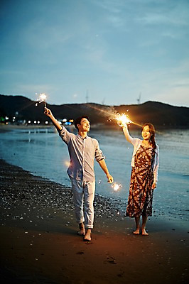 포토 JPG 전신 커플 여자 남자 물결 맨발 불꽃놀이 서기 미소 사람 20대 해변 야외 두명 앞모습 여름 모래사장 손들기 로맨틱 한국인 조약돌 야간 즐거움 성인만 영흥도 국내포토 자연요소 계절 감정 바다 뷰포인트 섬 컨셉 관계 모션 발 놀이 표정 동양인 청년 돌_바위 인천 파일형식