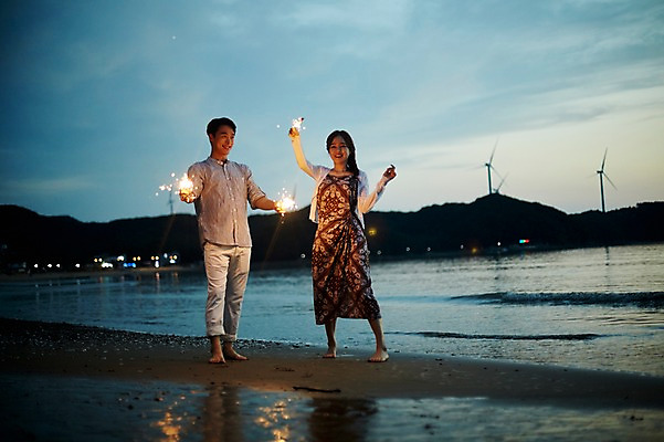 포토 JPG 전신 커플 여자 남자 물결 파도 맨발 불꽃놀이 서기 미소 사람 20대 해변 야외 두명 앞모습 여름 모래사장 손들기 로맨틱 한국인 조약돌 풍력에너지 야간 즐거움 성인만 영흥도 국내포토 자연요소 계절 감정 바다 뷰포인트 섬 컨셉 관계 모션 발 놀이 표정 동양인 청년 돌_바위 그린에너지 인천 파일형식